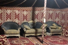 خيمة بمجلس كنب