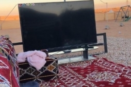 جلسة خارجية مع شاشة تلفزيون