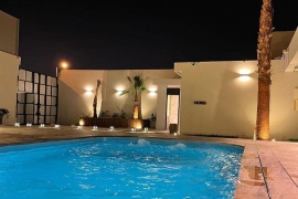 مسبح خارجي جميل مسبح خارجي جميل