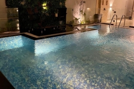 مسبح واسع مطل على الصالة 