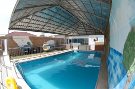 مسبح خارجي كبير مظلل - شاليهات كورنر بالرياض