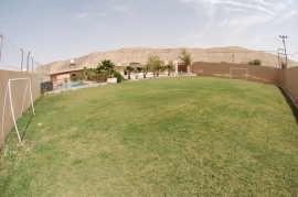 ملعب قدم كبير مزروع - شاليه روجين ديراب