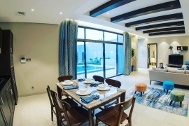 طاولة طعام في الشاليه