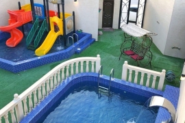 مسبح عادي ومسبح العاب مائيه