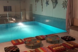 جلسة مع اطلالة على المسبح