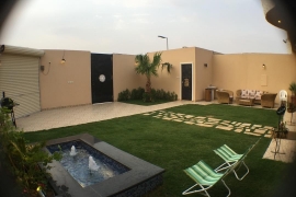 نافورة جميلة وجلسات في الشاليه جلنار