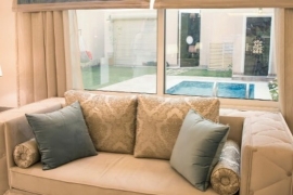 اطلالة الصاله على المسبح الخارجي