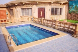 مسبح خارجي مسور مسبح خارجي مسور