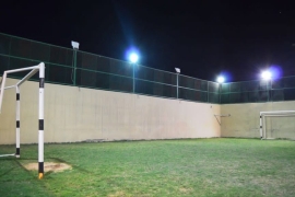 ملعب كرة قدم متوسط