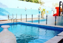 مسبح خارجي مسيج