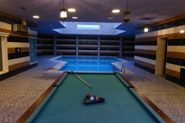 مسبح مغلق فخم ومميز بالشاليه - شاليهات الرياض