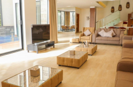 اطلالة السالة الداخلية على المسبح