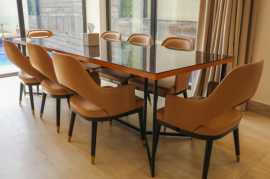 طاولة طعام ل 8 اشخاص