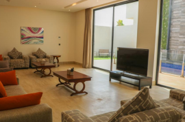 الصالة الداخلية بأثاث عصري 