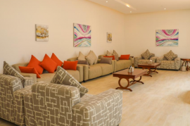 الصالة الداخلية تتسع ل 15 شخص