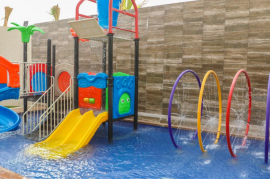 مسبح العاب مائية