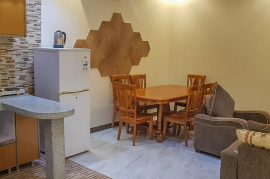 المطبخ وطاولة طعام