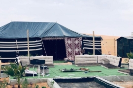 مخيمات دانة الريان, مخيمات قريبة وفخمة