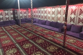 خيمة واسعة في المخيم 