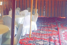 طاولات طعام في المخيم