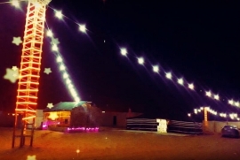 مخيم ألوان , مخيمات قريبة وفخمة