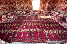 خيمة كبيرة في مخيم ميرال